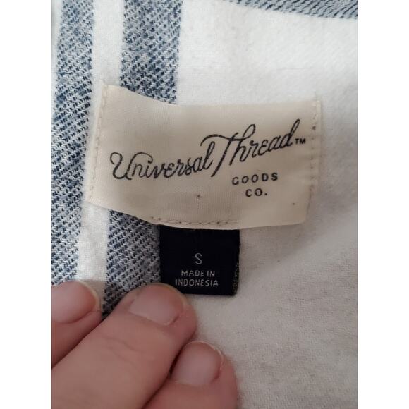 Universal Thread Women's Plaid Cream Button Down Shirt - Picture 2 of 12